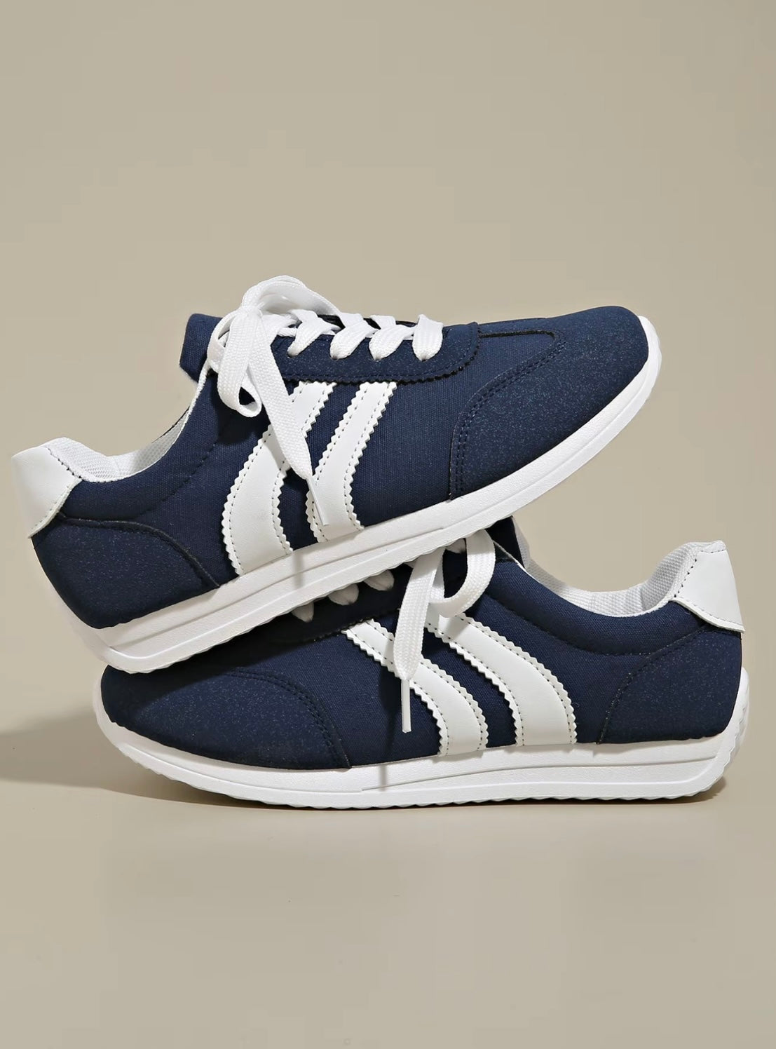 Fashionable women's athletic shoes, round-toe sneakers with thick soles