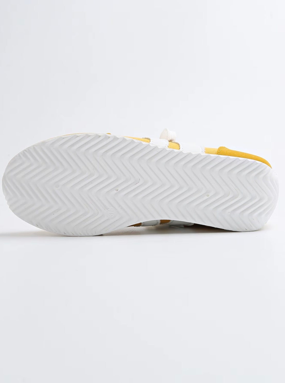 Fashionable women's athletic shoes, round-toe sneakers with thick soles