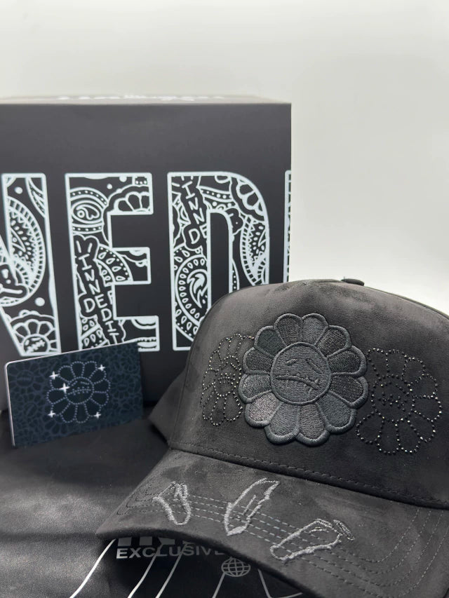 Fashionable baseball cap with daisy smiley face pattern