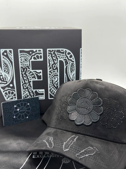 Fashionable baseball cap with daisy smiley face pattern