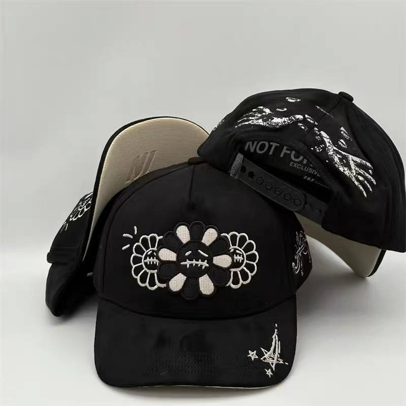 Fashionable baseball cap with daisy smiley face pattern